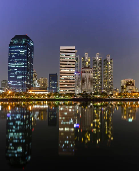 Panorama Byggnad Stad Affärsområde Natt Scen Med Floden Reflektion Bangkok — Stockfoto