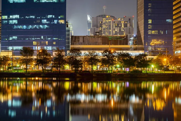 Cidade Construção Área Negócios Cena Noturna Com Reflexão Fluvial Bangkok — Fotografia de Stock