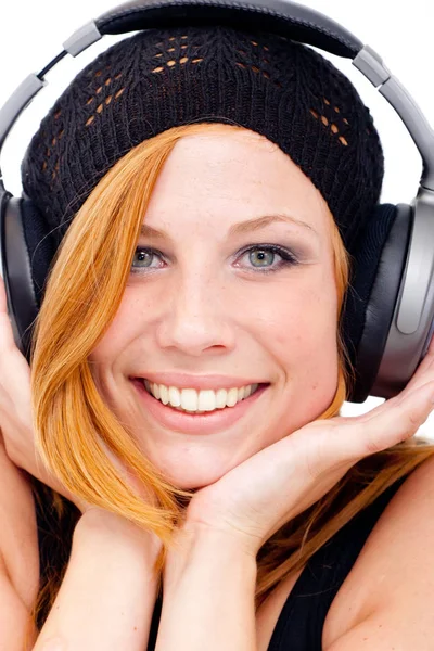 매력적 여자가 헤드폰으로 음악을 듣는다 — 스톡 사진