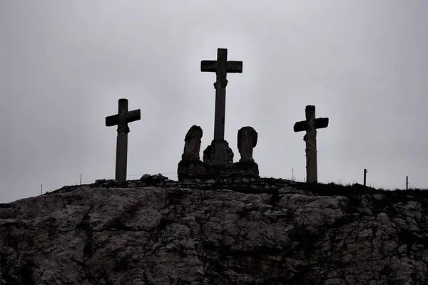 Кресты Холме Силуэты Против Мрачного Неба — стоковое фото