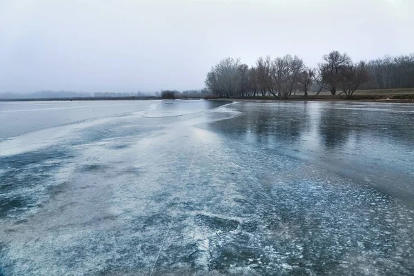 Patinaje Sobre Hielo Lago Congelado —  Fotos de Stock