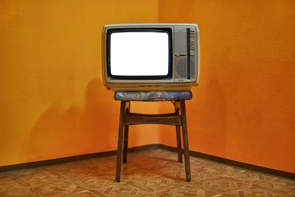 Televisor Vintage Una Silla Una Habitación Vacía Pantalla Blanca Blanco — Foto de Stock