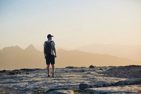 Young Tourist Hiking Mountain Sunset Jebel Akhdar Oman — Stock Photo, Image