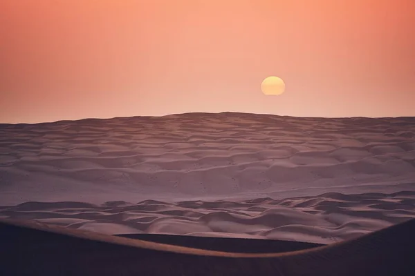 日出时沙漠景观中的沙丘 阿曼苏丹国瓦希巴沙地 — 图库照片