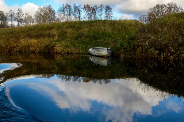 Blick Auf Die Herbstlandschaft Von Fluss Und Boot Bei Sonnigem — Stockfoto