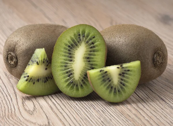 Fruta Kiwi Suculenta Madura Com Segmentos Fatiados Fundo Madeira — Fotografia de Stock