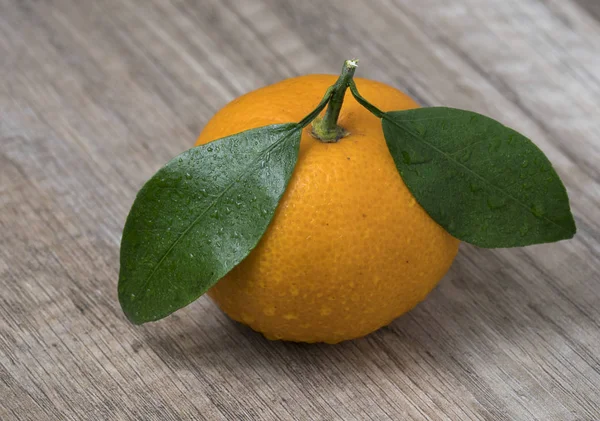 新鲜成熟的橘子 有木制背景上的叶子 关闭视图 — 图库照片