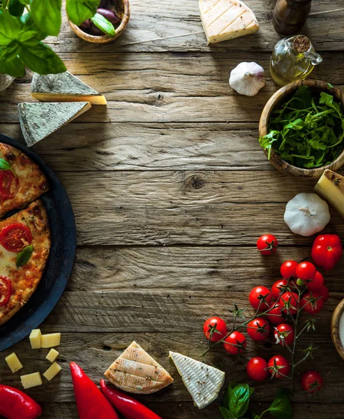 Pizza Madeira Com Ingredientes Pizza Com Queijo Tomate Manjericão Pizza — Fotografia de Stock