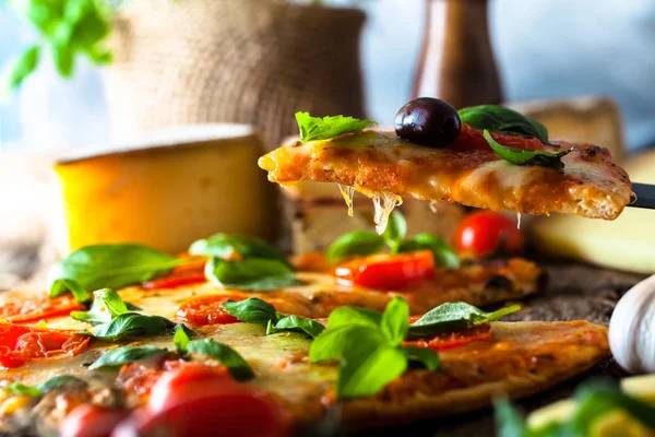 Pizza Madeira Com Ingredientes Pizza Com Queijo Tomate Manjericão Pizza — Fotografia de Stock