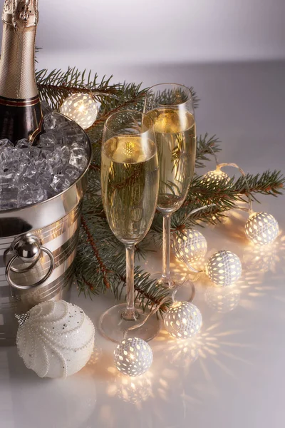 Stillleben Mit Champagnerflasche Eimer Mit Eis Zwei Vollen Champagnerflöten Lichtergirlanden — Stockfoto