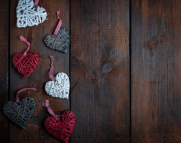 Corazones Mimbre Sobre Fondo Madera Marrón Tablón Espacio Vacío — Foto de Stock