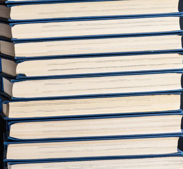 Μεγάλη Στοίβα Των Βιβλίων Ένα Μπλε Κάλυμμα Πλήρες Καρέ Εσωτερικη — Φωτογραφία Αρχείου