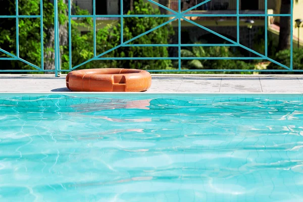 Een Leven Boei Voor Veiligheid Rand Van Zwembad — Stockfoto
