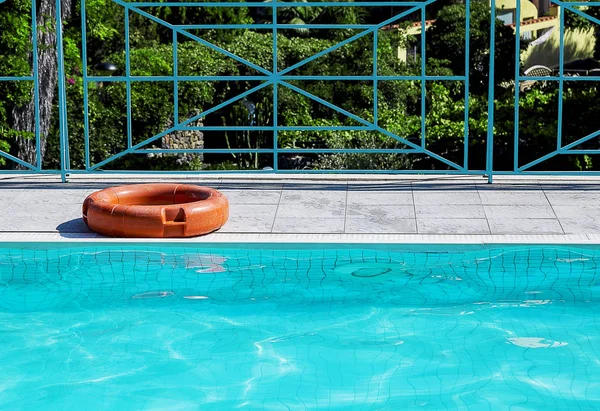 Een Leven Boei Voor Veiligheid Rand Van Zwembad — Stockfoto
