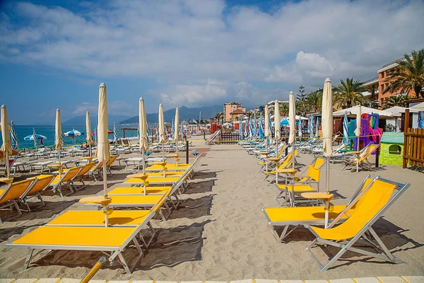 Plaj Sandalye Renkli Şemsiye Beach Liguria Talya — Stok fotoğraf