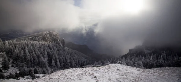 Fundo Natal Ano Novo Com Árvores Inverno Montanhas Cobertas Neve — Fotografia de Stock