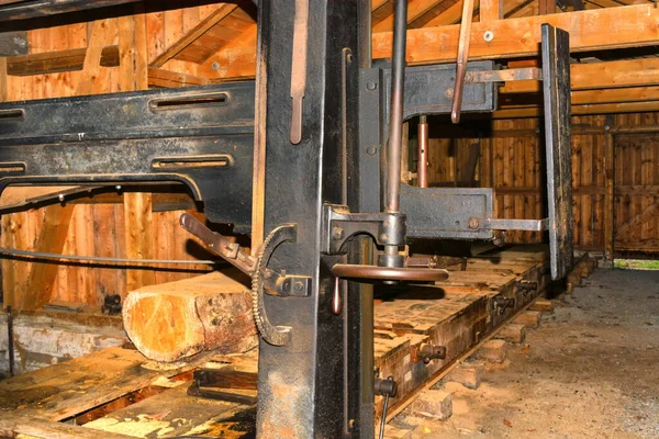 歴史的な製材所での木工 — ストック写真