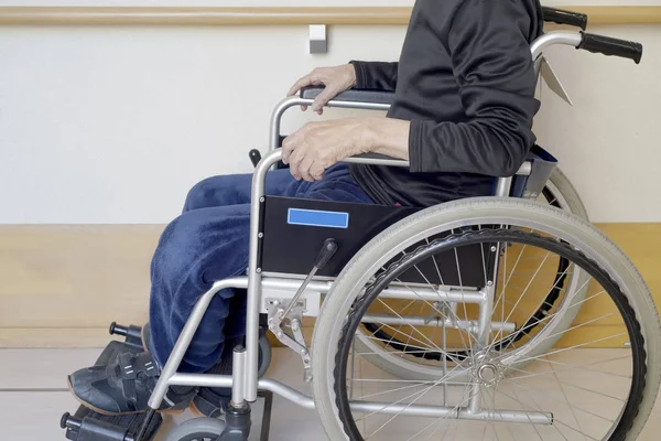 Homme Âgé Âgé Patient Fauteuil Roulant Triste Dans Couloir Hôpital — Photo