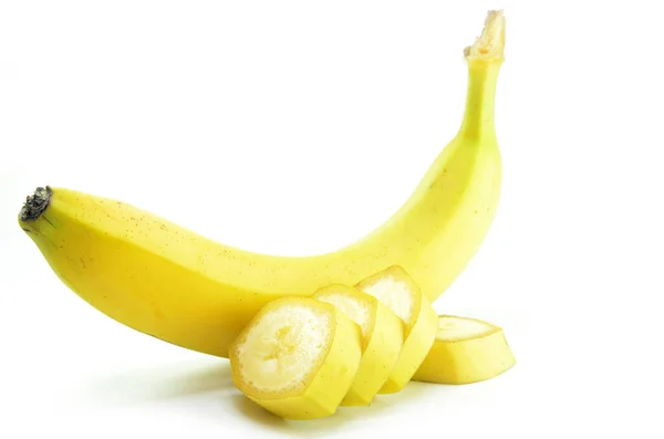 Mogna Gula Bananer Med Skivade Bananer Vit Bakgrund — Stockfoto