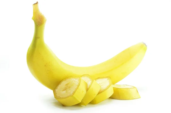 Dojrzałe Żółte Banany Plasterkami Bananów Białym Tle — Zdjęcie stockowe