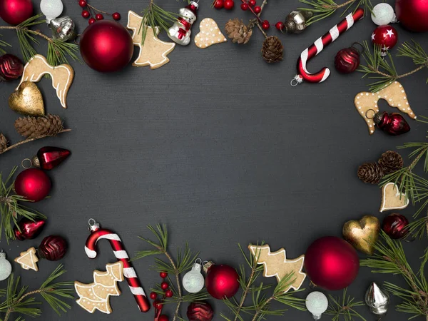 Weihnachten Hintergrund Mit Rahmen Mit Roten Christbaumkugeln Grünen Zweigen Und — Stockfoto