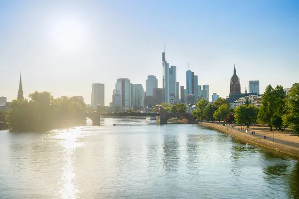 Frankfurter Skyline Bei Strahlendem Sonnenschein Einem Sommertag Frankfurt Main Deutschland — Stockfoto