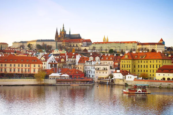 Prag Kalesi Vltava Nehri Eski Turistik Tekne Çek Cumhuriyeti — Stok fotoğraf