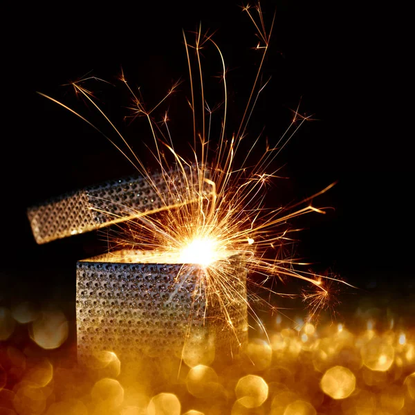 Magico Pacchetto Sorpresa Natale Oro Con Sparkler — Foto Stock