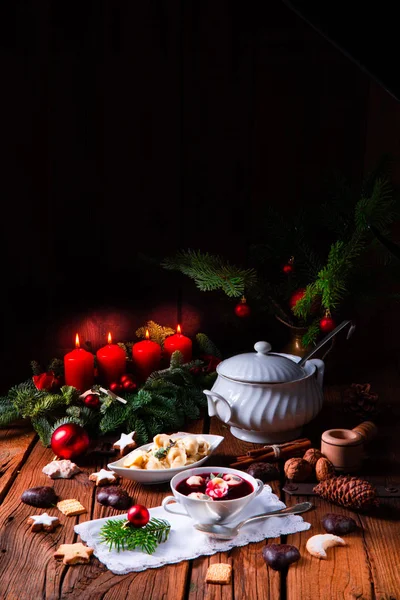 小さな餃子とクリスマス ビーツのスープ ボルシチ — ストック写真