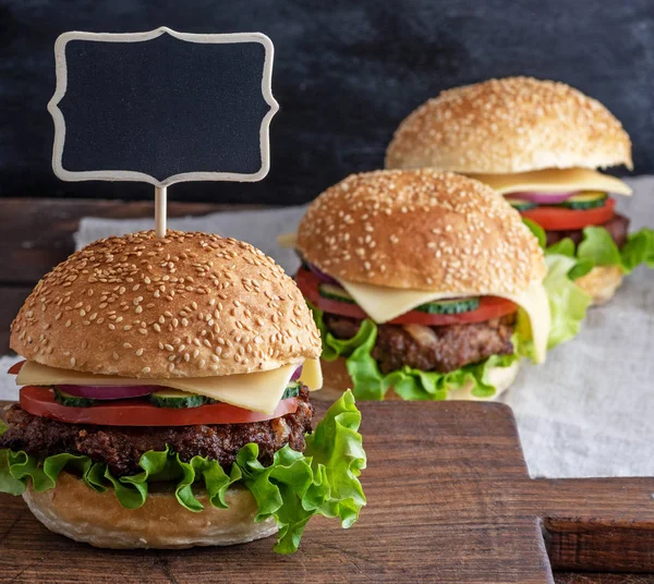 Hamburger Patty Masa Čerstvou Zeleninou Prázdné Dřevěné Cedule Nachází Vrcholu — Stock fotografie