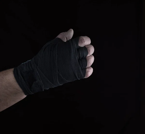 Правая Рука Мужчины Завернута Черную Спортивную Повязку Черном Фоне — стоковое фото