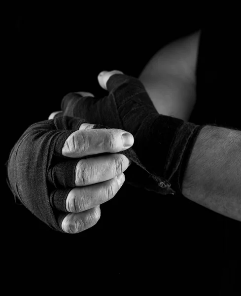 Homem Envolve Suas Mãos Bandagem Têxtil Preto Para Esportes Preto — Fotografia de Stock