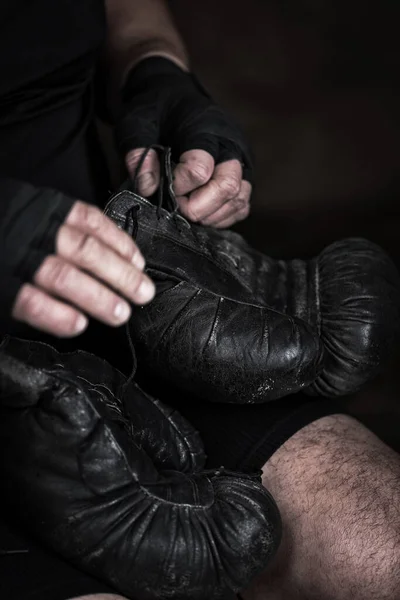 Atleta Pone Guantes Boxeo Cuero Negro Antes Una Pelea Enfoque —  Fotos de Stock