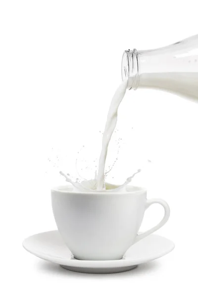 Versando Latte Dalla Bottiglia Vetro Sfondo Bianco — Foto Stock
