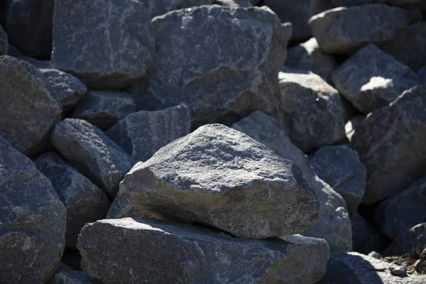 大規模な生き生きした灰色の花崗岩の岩のクローズ アップ — ストック写真