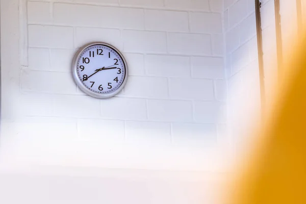 Orologio Parete Aula Esame Prendendo Tempo Pressione Ticchettio Pareti Bianche — Foto Stock