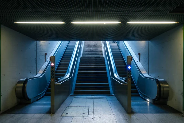 Escada Rolante Estação Metrô Ninguém Azul Luz Dia Amarelo Luzes — Fotografia de Stock