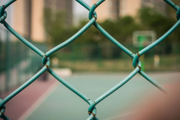 Prikkeldraad Van Een Chinees Basketbalveld — Stockfoto