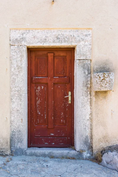 Eski Yıpranmış Eski Yıpranmış Kırmızı Kapı Katedralin Yan Tarafında Güzel — Stok fotoğraf
