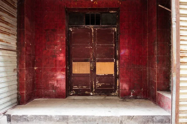 Puerta Roja Shabby China — Foto de Stock
