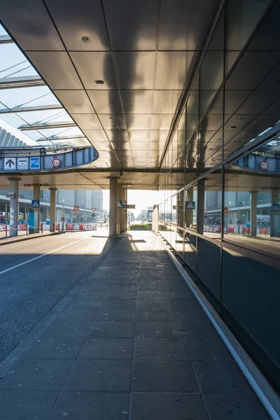 Aeropuerto Corredor Bus Área Llegada Arquitectura Moderna Cristal Sol Brillante —  Fotos de Stock