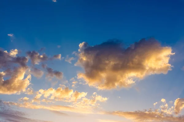 Nuvens Pôr Sol Bonitas Com Cores Fiery Céu Sem Terra — Fotografia de Stock