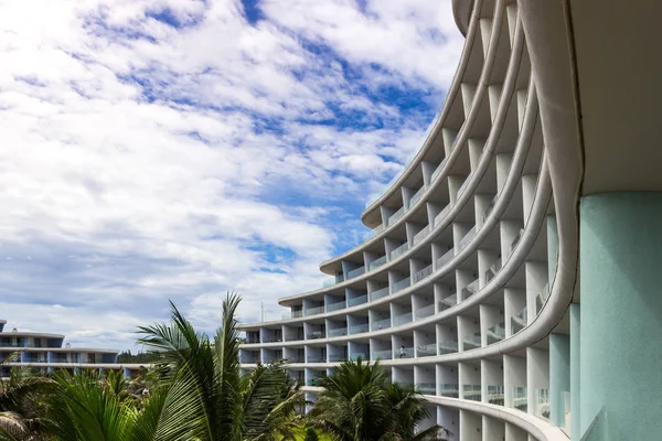 โรงแรมเขตร อนโค งภายนอกชายหาดแดดต นปาล นหย — ภาพถ่ายสต็อก