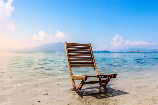Tahta Sahil Sandalyesi Boş Okyanus Sahili Manzarası Tatil Gevşeme Barışı — Stok fotoğraf