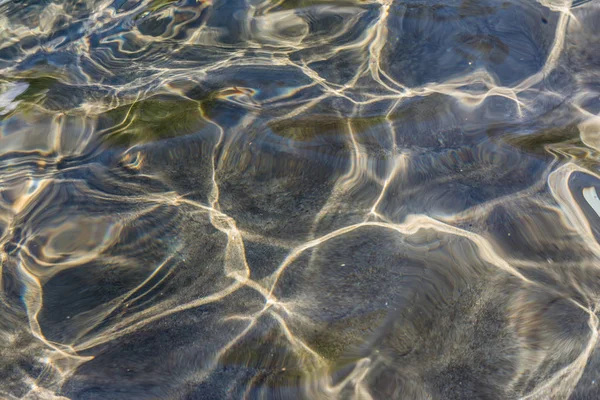 Νερό Shimmering Κυματισμό Στο Σκυρόδεμα Δροσερό Γκρι Εκτός Καυτή Ημέρα — Φωτογραφία Αρχείου