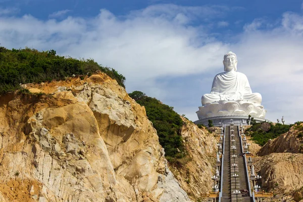 Fehér Buddha Szobor Vietnam Lépcső Sziklák Sunny Ázsia Vallási Emlékmű — Stock Fotó