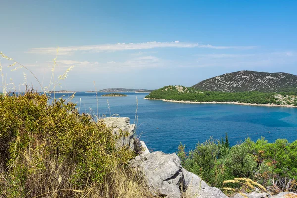 Tribunj Croatia景観 美しい海の休暇先ヨーロッパ観光地中海の昼間 — ストック写真