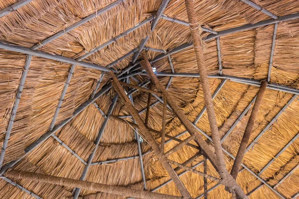 Tiki棕榈伞底框架下的热带假期 — 图库照片