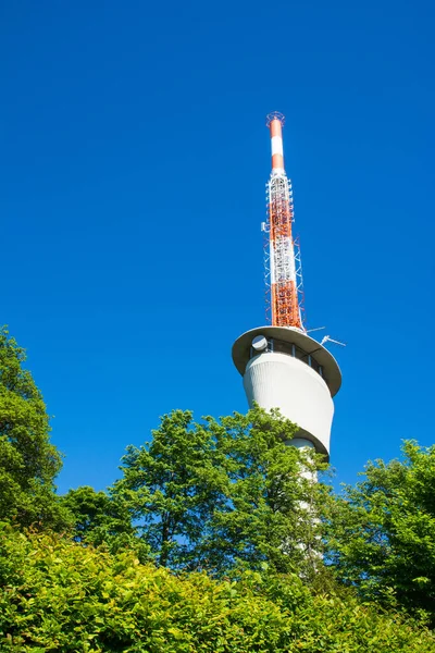 Torre Céu Azul Árvores Verdes Verão Ensolarado Comunicação Sem Fio — Fotografia de Stock