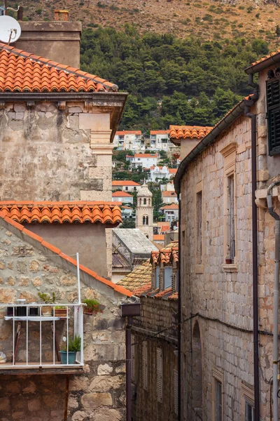 Dubrovnik Hırvatistan Meşhur Turuncu Çatıları Gökyüzü Görünümü Kale Boyunca Yürüyen — Stok fotoğraf